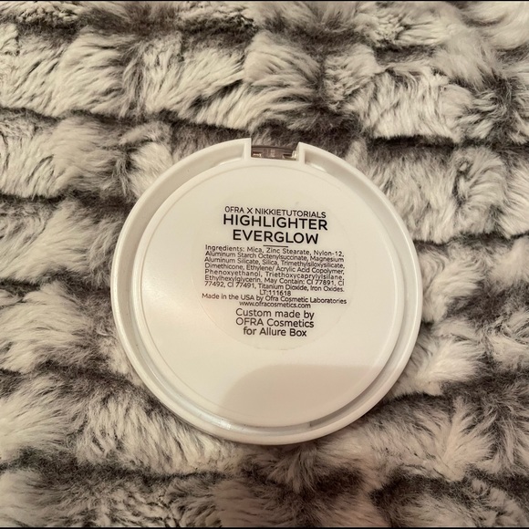 NWOT- Ofra x nikkietutorials Highlighter. Opened to see colors but never used. - Picture 3 of 4